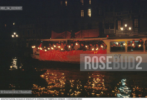 Nome: ..LOTTE OPERAIE ..Descrizione: ..POLITICA LAVORO / PROTESTA MANIFESTAZIONE ACQUEA FIACCOLATA DI SINDACATI E CONSIGLI DI FABBRICA / STRISCIONE VAPORETTO..Credit: ..Graziano Arici/Rosebud2/..Costo: ..A..Nazione: ..ITALIA..Città: ..VENEZIA..Data: ..1988
