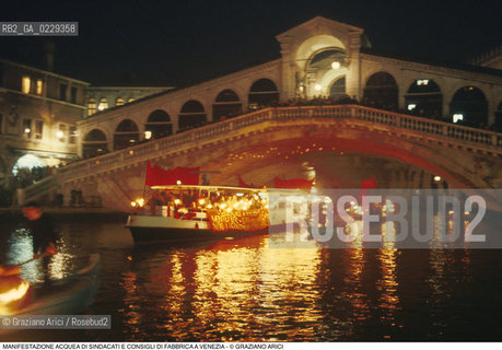Nome: ..LOTTE OPERAIE ..Descrizione: ..POLITICA LAVORO / PROTESTA MANIFESTAZIONE ACQUEA FIACCOLATA DI SINDACATI E CONSIGLI DI FABBRICA / BANDIERE ROSSE STRISCIONI VAPORETTO BARCHE / SOTTO IL PONTE DI RIALTO..Credit: ..Graziano Arici/Rosebud2/..Costo: ..A..Nazione: ..ITALIA..Città: ..VENEZIA..Data: ..1988