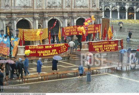 Nome: ..LOTTE OPERAIE ..Descrizione: ..POLITICA LAVORO / MANIFESTAZIONE DI PROTESTA STRISCIONI DI SINDACATI E CONSIGLI DI FABBRICA LAVORATORI DI PORTO MARGHERA / IN PIAZZA SAN MARCO ACQUA ALTA PASSERELLE ..Credit: ..Graziano Arici/Rosebud2/..Costo: ..A..Nazione: ..ITALIA..Città: ..VENEZIA..Data: ..1991