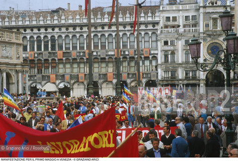 Nome: ..LOTTE OPERAIE ..Descrizione: ..POLITICA LAVORO / PROTESTA MANIFESTAZIONE DI PCI SINDACATI E CONSIGLI DI FABBRICA PER IL PRIMO MAGGIO IN PIAZZA SAN MARCO / STRISCIONI..Credit: ..Graziano Arici/Rosebud2/..Costo: ..A..Nazione: ..ITALIA..Città: ..VENEZIA..Data: ..1986