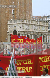 Nome: ..LOTTE OPERAIE ..Descrizione: ..POLITICA LAVORO / PROTESTA MANIFESTAZIONE DI PCI SINDACATI E CONSIGLI DI FABBRICA PER IL PRIMO MAGGIO IN PIAZZA SAN MARCO / STRISCIONI BANDIERE..Credit: ..Graziano Arici/Rosebud2/..Costo: ..A..Nazione: ..ITALIA..Città: ..VENEZIA..Data: ..1986