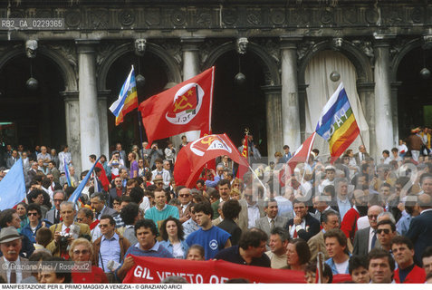 Nome: ..LOTTE OPERAIE ..Descrizione: ..POLITICA LAVORO / PROTESTA MANIFESTAZIONE DI PCI SINDACATI E CONSIGLI DI FABBRICA PER IL PRIMO MAGGIO IN PIAZZA SAN MARCO / STRISCIONI BANDIERE..Credit: ..Graziano Arici/Rosebud2/..Costo: ..A..Nazione: ..ITALIA..Città: ..VENEZIA..Data: ..1986