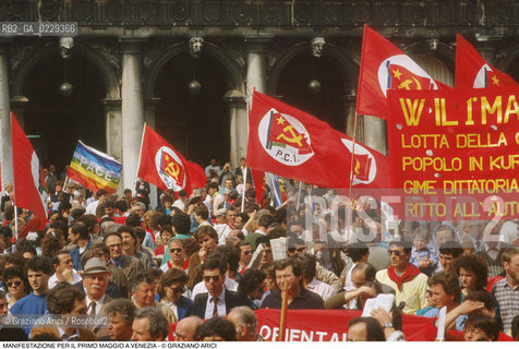 Nome: ..LOTTE OPERAIE ..Descrizione: ..POLITICA LAVORO / PROTESTA MANIFESTAZIONE DI PCI SINDACATI E CONSIGLI DI FABBRICA PER IL PRIMO MAGGIO IN PIAZZA SAN MARCO / STRISCIONI BANDIERE..Credit: ..Graziano Arici/Rosebud2/..Costo: ..A..Nazione: ..ITALIA..Città: ..VENEZIA..Data: ..1986
