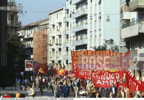 Nome: ..LOTTE OPERAIE ..Descrizione: ..POLITICA LAVORO / PROTESTA MANIFESTAZIONE DI SINDACATI CONSIGLI DI FABBRICA LAVORATORI DI PORTO MARGHERA / STRISCIONI BANDIERE..Credit: ..Graziano Arici/Rosebud2/..Costo: ..A..Nazione: ..ITALIA..Città: ..MESTRE..Data: ..1985