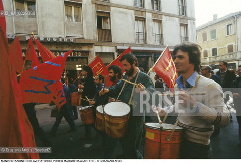 Nome: ..LOTTE OPERAIE ..Descrizione: ..POLITICA LAVORO / PROTESTA MANIFESTAZIONE DI SINDACATI CONSIGLI DI FABBRICA LAVORATORI DI PORTO MARGHERA / TAMBURI STRISCIONI BANDIERE..Credit: ..Graziano Arici/Rosebud2/..Costo: ..A..Nazione: ..ITALIA..Città: ..MESTRE..Data: ..1985