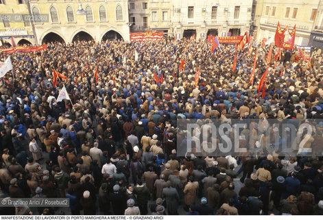 Nome: ..LOTTE OPERAIE ..Descrizione: ..POLITICA LAVORO / PROTESTA MANIFESTAZIONE DI SINDACATI CONSIGLI DI FABBRICA LAVORATORI DI PORTO MARGHERA / STRISCIONI BANDIERE..Credit: ..Graziano Arici/Rosebud2/..Costo: ..A..Nazione: ..ITALIA..Città: ..MESTRE..Data: ..1985