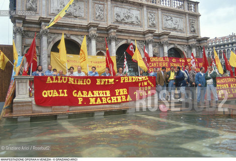 Nome: ..LOTTE OPERAIE ..Descrizione: ..POLITICA LAVORO / MANIFESTAZIONE DI PROTESTA STRISCIONI DI SINDACATI E CONSIGLI DI FABBRICA LAVORATORI DI PORTO MARGHERA / IN PIAZZA SAN MARCO ACQUA ALTA PASSERELLE ..Credit: ..Graziano Arici/Rosebud2/..Costo: ..A..Nazione: ..ITALIA..Città: ..VENEZIA..Data: ..1991