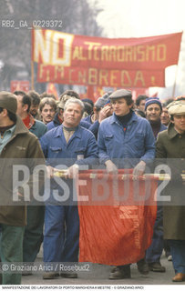 Nome: ..LOTTE OPERAIE ..Descrizione: ..POLITICA LAVORO / PROTESTA MANIFESTAZIONE DI SINDACATI CONSIGLI DI FABBRICA LAVORATORI DI PORTO MARGHERA / STRISCIONI BANDIERE..Credit: ..Graziano Arici/Rosebud2/..Costo: ..A..Nazione: ..ITALIA..Città: ..MESTRE..Data: ..1985