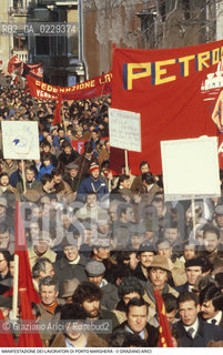 Nome: ..LOTTE OPERAIE ..Descrizione: ..POLITICA LAVORO / PROTESTA MANIFESTAZIONE DI SINDACATI CONSIGLI DI FABBRICA LAVORATORI DI PORTO MARGHERA / STRISCIONI BANDIERE..Credit: ..Graziano Arici/Rosebud2/..Costo: ..A..Nazione: ..ITALIA..Città: ..MESTRE..Data: ..1985