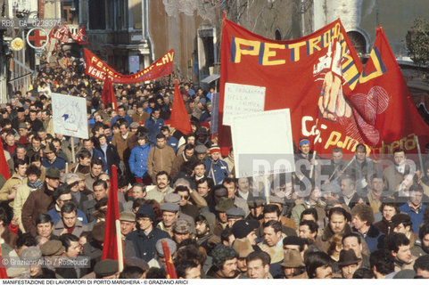 Nome: ..LOTTE OPERAIE ..Descrizione: ..POLITICA LAVORO / PROTESTA MANIFESTAZIONE DI SINDACATI CONSIGLI DI FABBRICA LAVORATORI DI PORTO MARGHERA / STRISCIONI BANDIERE..Credit: ..Graziano Arici/Rosebud2/..Costo: ..A..Nazione: ..ITALIA..Città: ..MESTRE..Data: ..1985