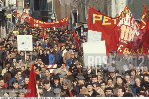 Nome: ..LOTTE OPERAIE ..Descrizione: ..POLITICA LAVORO / PROTESTA MANIFESTAZIONE DI SINDACATI CONSIGLI DI FABBRICA LAVORATORI DI PORTO MARGHERA / STRISCIONI BANDIERE..Credit: ..Graziano Arici/Rosebud2/..Costo: ..A..Nazione: ..ITALIA..Città: ..MESTRE..Data: ..1985