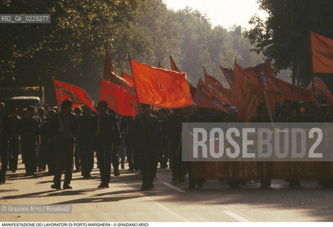 Nome: ..LOTTE OPERAIE ..Descrizione: ..POLITICA LAVORO / PROTESTA MANIFESTAZIONE DI SINDACATI CONSIGLI DI FABBRICA LAVORATORI DI PORTO MARGHERA / STRISCIONI BANDIERE ROSSE..Credit: ..Graziano Arici/Rosebud2/..Costo: ..A..Nazione: ..ITALIA..Città: ....Data: ..1985