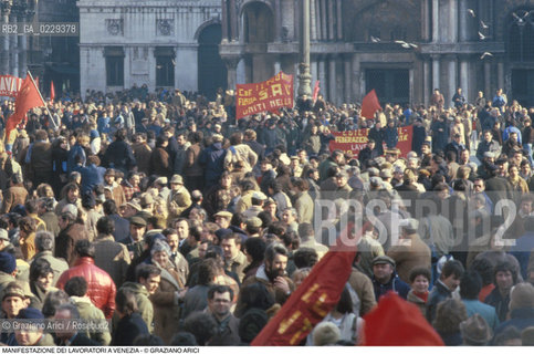 Nome: ..LOTTE OPERAIE ..Descrizione: ..POLITICA LAVORO / PROTESTA MANIFESTAZIONE DI SINDACATI CONSIGLI DI FABBRICA LAVORATORI IN PIAZZA SAN MARCO / STRISCIONI BANDIERE..Credit: ..Graziano Arici/Rosebud2/..Costo: ..A..Nazione: ..ITALIA..Città: ..VENEZIA..Data: ..1985