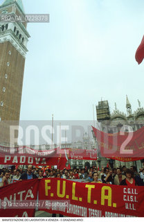 Nome: ..LOTTE OPERAIE ..Descrizione: ..POLITICA LAVORO / PROTESTA MANIFESTAZIONE DI SINDACATI CONSIGLI DI FABBRICA LAVORATORI IN PIAZZA SAN MARCO / STRISCIONI BANDIERE..Credit: ..Graziano Arici/Rosebud2/..Costo: ..A..Nazione: ..ITALIA..Città: ..VENEZIA..Data: ..1985