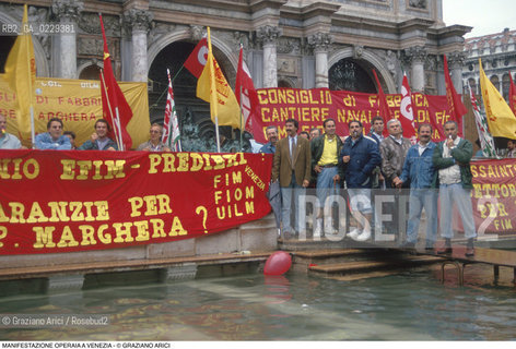 Nome: ..LOTTE OPERAIE ..Descrizione: ..POLITICA LAVORO / MANIFESTAZIONE DI PROTESTA STRISCIONI DI SINDACATI E CONSIGLI DI FABBRICA LAVORATORI DI PORTO MARGHERA / IN PIAZZA SAN MARCO ACQUA ALTA PASSERELLE ..Credit: ..Graziano Arici/Rosebud2/..Costo: ..A..Nazione: ..ITALIA..Città: ..VENEZIA..Data: ..1991