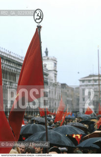 Nome: ..LOTTE OPERAIE ..Descrizione: ..POLITICA LAVORO / PROTESTA MANIFESTAZIONE DI PCI SINDACATI CONSIGLI DI FABBRICA LAVORATORI IN PIAZZA SAN MARCO /  BANDIERE ROSSE FALCE E MARTELLO OMBRELLI..Credit: ..Graziano Arici/Rosebud2/..Costo: ..A..Nazione: ..ITALIA..Città: ..VENEZIA..Data: ..1985