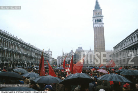Nome: ..LOTTE OPERAIE ..Descrizione: ..POLITICA LAVORO / PROTESTA MANIFESTAZIONE DI SINDACATI CONSIGLI DI FABBRICA LAVORATORI IN PIAZZA SAN MARCO / BANDIERE ROSSE OMBRELLI..Credit: ..Graziano Arici/Rosebud2/..Costo: ..A..Nazione: ..ITALIA..Città: ..VENEZIA..Data: ..1985