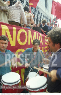 Nome: ..LOTTE OPERAIE ..Descrizione: ..POLITICA LAVORO / PROTESTA MANIFESTAZIONE DI SINDACATI CONSIGLI DI FABBRICA LAVORATORI IN PIAZZA SAN MARCO / STRISCIONE BANDIERE ROSSE TAMBURI..Credit: ..Graziano Arici/Rosebud2/..Costo: ..A..Nazione: ..ITALIA..Città: ..VENEZIA..Data: ..1985