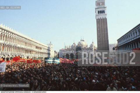 Nome: ..LOTTE OPERAIE ..Descrizione: ..POLITICA LAVORO / PROTESTA MANIFESTAZIONE DI SINDACATI CONSIGLI DI FABBRICA LAVORATORI IN PIAZZA SAN MARCO / STRISCIONI BANDIERE ROSSE ..Credit: ..Graziano Arici/Rosebud2/..Costo: ..A..Nazione: ..ITALIA..Città: ..VENEZIA..Data: ..1985