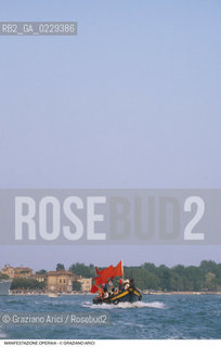 Nome: ..LOTTE OPERAIE ..Descrizione: ..POLITICA LAVORO / PROTESTA MANIFESTAZIONE BARCA BANDIERE ROSSE..Credit: ..Graziano Arici/Rosebud2/..Costo: ..A..Nazione: ..ITALIA..Città: ....Data: ..1988