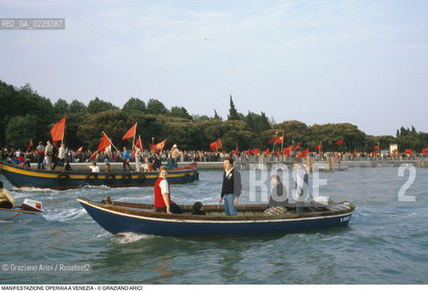 Nome: ..LOTTE OPERAIE ..Descrizione: ..POLITICA LAVORO / PROTESTA MANIFESTAZIONE BANDIERE ROSSE BARCHE..Credit: ..Graziano Arici/Rosebud2/..Costo: ..A..Nazione: ..ITALIA..Città: ....Data: ..1988