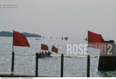 Nome: ..LOTTE OPERAIE ..Descrizione: ..POLITICA LAVORO / PROTESTA MANIFESTAZIONE BARCA BANDIERE ROSSE BRICCOLE..Credit: ..Graziano Arici/Rosebud2/..Costo: ..A..Nazione: ..ITALIA..Città: ....Data: ..1988