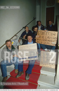 Nome: ..LOTTE OPERAIE ..Descrizione: ..POLITICA MANIFESTAZIONE DI PROTESTA DEI LAVORATORI DELLALUTEKNA OCCUPAZIONE DELLA SEDE DELLA REGIONE VENETO CARTELLI..Credit: ..Graziano Arici/Rosebud2/..Costo: ..A..Nazione: ..ITALIA..Città: ....Data: ..1993
