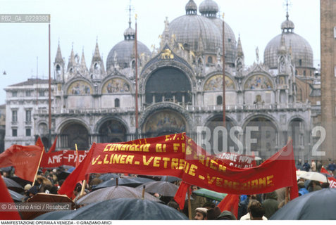 Nome: ..LOTTE OPERAIE ..Descrizione: ..POLITICA LAVORO / PROTESTA MANIFESTAZIONE DI SINDACATI CONSIGLI DI FABBRICA LAVORATORI IN PIAZZA SAN MARCO / BANDIERE ROSSE OMBRELLI..Credit: ..Graziano Arici/Rosebud2/..Costo: ..A..Nazione: ..ITALIA..Città: ..VENEZIA..Data: ..1985