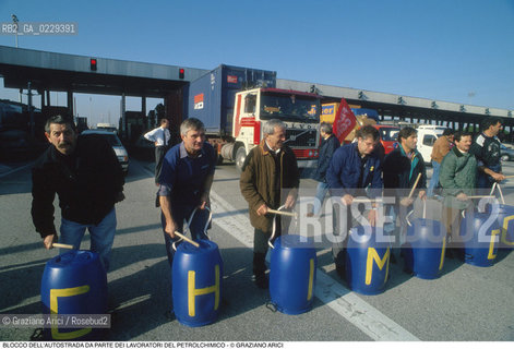Nome: ..LOTTE OPERAIE ..Descrizione: ..POLITICA LAVORO / PROTESTA MANIFESTAZIONE BLOCCO DELLAUTOSTRADA DA PARTE DI SINDACATI CONSIGLI DI FABBRICA LAVORATORI DEL PETROLCHIMICO DI MARGHERA / TAMBURI..Credit: ..Graziano Arici/Rosebud2/..Costo: ..A..Nazione: ..ITALIA..Città: ....Data: ..1996
