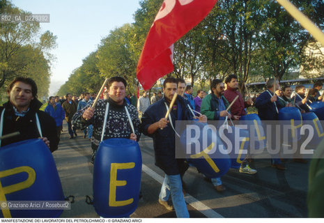 Nome: ..LOTTE OPERAIE ..Descrizione: ..POLITICA LAVORO / PROTESTA MANIFESTAZIONE DI SINDACATI CONSIGLI DI FABBRICA LAVORATORI DEL PETROLCHIMICO DI MARGHERA / TAMBURI..Credit: ..Graziano Arici/Rosebud2/..Costo: ..A..Nazione: ..ITALIA..Città: ....Data: ..1996
