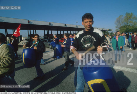 Nome: ..LOTTE OPERAIE ..Descrizione: ..POLITICA LAVORO / PROTESTA MANIFESTAZIONE BLOCCO DELLAUTOSTRADA DA PARTE DI SINDACATI CONSIGLI DI FABBRICA LAVORATORI DEL PETROLCHIMICO DI MARGHERA / TAMBURI..Credit: ..Graziano Arici/Rosebud2/..Costo: ..A..Nazione: ..ITALIA..Città: ....Data: ..1996