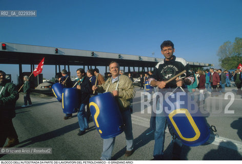 Nome: ..LOTTE OPERAIE ..Descrizione: ..POLITICA LAVORO / PROTESTA MANIFESTAZIONE BLOCCO DELLAUTOSTRADA DA PARTE DI SINDACATI CONSIGLI DI FABBRICA LAVORATORI DEL PETROLCHIMICO DI MARGHERA / TAMBURI..Credit: ..Graziano Arici/Rosebud2/..Costo: ..A..Nazione: ..ITALIA..Città: ....Data: ..1996