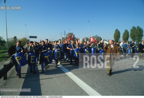 Nome: ..LOTTE OPERAIE ..Descrizione: ..POLITICA LAVORO / PROTESTA MANIFESTAZIONE DI SINDACATI CONSIGLI DI FABBRICA LAVORATORI DEL PETROLCHIMICO DI MARGHERA / TAMBURI..Credit: ..Graziano Arici/Rosebud2/..Costo: ..A..Nazione: ..ITALIA..Città: ....Data: ..1996