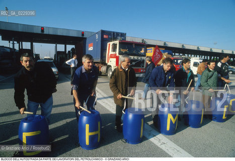 Nome: ..LOTTE OPERAIE ..Descrizione: ..POLITICA LAVORO / PROTESTA MANIFESTAZIONE BLOCCO DELLAUTOSTRADA DA PARTE DI SINDACATI CONSIGLI DI FABBRICA LAVORATORI DEL PETROLCHIMICO DI MARGHERA / TAMBURI..Credit: ..Graziano Arici/Rosebud2/..Costo: ..A..Nazione: ..ITALIA..Città: ....Data: ..1996