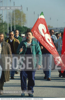 Nome: ..LOTTE OPERAIE ..Descrizione: ..POLITICA LAVORO / PROTESTA MANIFESTAZIONE DI SINDACATI CONSIGLI DI FABBRICA LAVORATORI DEL PETROLCHIMICO DI MARGHERA / BANDIERA CGIL..Credit: ..Graziano Arici/Rosebud2/..Costo: ..A..Nazione: ..ITALIA..Città: ....Data: ..1996
