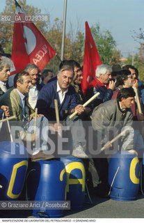 Nome: ..LOTTE OPERAIE ..Descrizione: ..POLITICA LAVORO / PROTESTA MANIFESTAZIONE DI SINDACATI CONSIGLI DI FABBRICA LAVORATORI DEL PETROLCHIMICO DI MARGHERA / TAMBURI..Credit: ..Graziano Arici/Rosebud2/..Costo: ..A..Nazione: ..ITALIA..Città: ....Data: ..1996