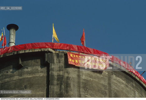 Nome: ..LOTTE OPERAIE ..Descrizione: ..POLITICA LAVORO / MANIFESTAZIONE DI PROTESTA DEI LAVORATORI DELLALUTEKNA STRISCIONE PLASTICA ROSSA BANDIERE SULLA CISTERNA..Credit: ..Graziano Arici/Rosebud2/..Costo: ..A..Nazione: ..ITALIA..Città: ..PORTO MARGHERA..Data: ..1993