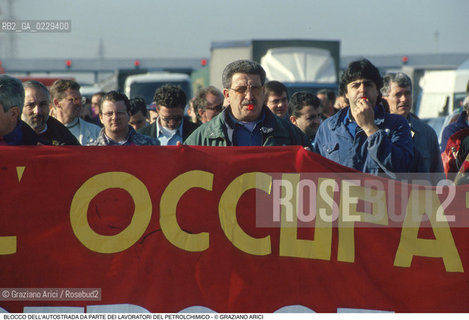 Nome: ..LOTTE OPERAIE ..Descrizione: ..POLITICA LAVORO / PROTESTA MANIFESTAZIONE BLOCCO DELLAUTOSTRADA DA PARTE DI SINDACATI CONSIGLI DI FABBRICA LAVORATORI DEL PETROLCHIMICO DI MARGHERA ..Credit: ..Graziano Arici/Rosebud2/..Costo: ..A..Nazione: ..ITALIA..Città: ....Data: ..1996