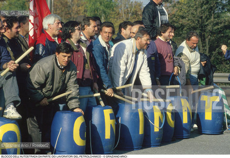 Nome: ..LOTTE OPERAIE ..Descrizione: ..POLITICA LAVORO / PROTESTA MANIFESTAZIONE BLOCCO DELLAUTOSTRADA DA PARTE DI SINDACATI CONSIGLI DI FABBRICA LAVORATORI DEL PETROLCHIMICO DI MARGHERA / TAMBURI..Credit: ..Graziano Arici/Rosebud2/..Costo: ..A..Nazione: ..ITALIA..Città: ....Data: ..1996