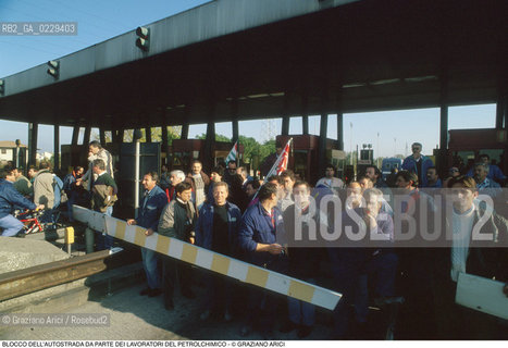 Nome: ..LOTTE OPERAIE ..Descrizione: ..POLITICA LAVORO / PROTESTA MANIFESTAZIONE BLOCCO DELLAUTOSTRADA DA PARTE DI SINDACATI CONSIGLI DI FABBRICA LAVORATORI DEL PETROLCHIMICO DI MARGHERA..Credit: ..Graziano Arici/Rosebud2/..Costo: ..A..Nazione: ..ITALIA..Città: ....Data: ..1996