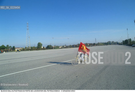Nome: ..LOTTE OPERAIE ..Descrizione: ..POLITICA LAVORO / PROTESTA MANIFESTAZIONE BLOCCO DELLAUTOSTRADA DA PARTE DI SINDACATI CONSIGLI DI FABBRICA LAVORATORI DEL PETROLCHIMICO DI MARGHERA / BICICLETTA BANDIERA ..Credit: ..Graziano Arici/Rosebud2/..Costo: ..A..Nazione: ..ITALIA..Città: ....Data: ..1996