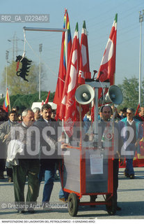 Nome: ..LOTTE OPERAIE ..Descrizione: ..POLITICA LAVORO / PROTESTA MANIFESTAZIONE DI SINDACATI CONSIGLI DI FABBRICA LAVORATORI DEL PETROLCHIMICO DI MARGHERA / BANDIERE ROSSE MEGAFONI..Credit: ..Graziano Arici/Rosebud2/..Costo: ..A..Nazione: ..ITALIA..Città: ....Data: ..1996