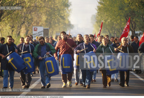 Nome: ..LOTTE OPERAIE ..Descrizione: ..POLITICA LAVORO / PROTESTA MANIFESTAZIONE DI SINDACATI CONSIGLI DI FABBRICA LAVORATORI DEL PETROLCHIMICO DI MARGHERA / TAMBURI BANDIERE ROSSE..Credit: ..Graziano Arici/Rosebud2/..Costo: ..A..Nazione: ..ITALIA..Città: ....Data: ..1996