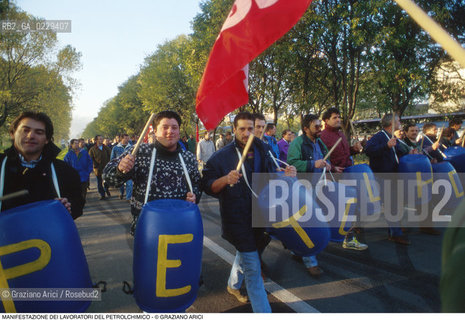 Nome: ..LOTTE OPERAIE ..Descrizione: ..POLITICA LAVORO / PROTESTA MANIFESTAZIONE DI SINDACATI CONSIGLI DI FABBRICA LAVORATORI DEL PETROLCHIMICO DI MARGHERA / TAMBURI..Credit: ..Graziano Arici/Rosebud2/..Costo: ..A..Nazione: ..ITALIA..Città: ....Data: ..1996