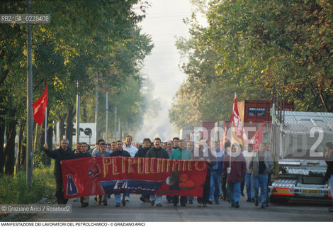 Nome: ..LOTTE OPERAIE ..Descrizione: ..POLITICA LAVORO / PROTESTA MANIFESTAZIONE DI SINDACATI CONSIGLI DI FABBRICA LAVORATORI DEL PETROLCHIMICO DI MARGHERA / STRISCIONE BANDIERE ROSSE..Credit: ..Graziano Arici/Rosebud2/..Costo: ..A..Nazione: ..ITALIA..Città: ....Data: ..1996