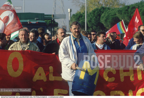 Nome: ..LOTTE OPERAIE ..Descrizione: ..POLITICA LAVORO / PROTESTA MANIFESTAZIONE BLOCCO DELLAUTOSTRADA DA PARTE DI SINDACATI CONSIGLI DI FABBRICA LAVORATORI DEL PETROLCHIMICO DI MARGHERA / TAMBURI STRISCIONE BANDIERE ROSSE..Credit: ..Graziano Arici/Rosebud2/..Costo: ..A..Nazione: ..ITALIA..Città: ....Data: ..1996