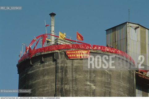 Nome: ..LOTTE OPERAIE ..Descrizione: ..POLITICA LAVORO / MANIFESTAZIONE DI PROTESTA DEI LAVORATORI DELLALUTEKNA / STRISCIONE PLASTICA ROSSA BANDIERE SULLA CISTERNA..Credit: ..Graziano Arici/Rosebud2/..Costo: ..A..Nazione: ..ITALIA..Città: ..PORTO MARGHERA..Data: ..1993
