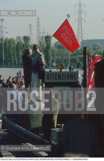 Nome: ..LOTTE OPERAIE ..Descrizione: ..POLITICA LAVORO / PROTESTA MANIFESTAZIONE BLOCCO DELLAUTOSTRADA DA PARTE DI SINDACATI CONSIGLI DI FABBRICA LAVORATORI DEL PETROLCHIMICO DI MARGHERA / BANDIERA CGIL..Credit: ..Graziano Arici/Rosebud2/..Costo: ..A..Nazione: ..ITALIA..Città: ....Data: ..1996