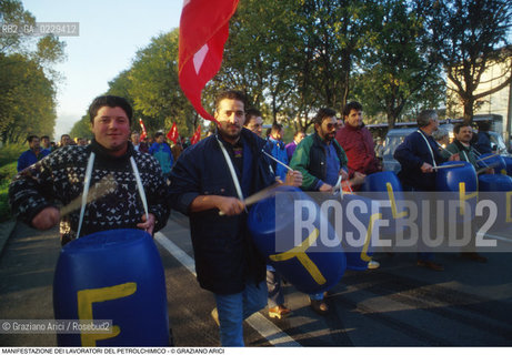 Nome: ..LOTTE OPERAIE ..Descrizione: ..POLITICA LAVORO / PROTESTA MANIFESTAZIONE DI SINDACATI CONSIGLI DI FABBRICA LAVORATORI DEL PETROLCHIMICO DI MARGHERA / TAMBURI BANDIERE ROSSE..Credit: ..Graziano Arici/Rosebud2/..Costo: ..A..Nazione: ..ITALIA..Città: ....Data: ..1996