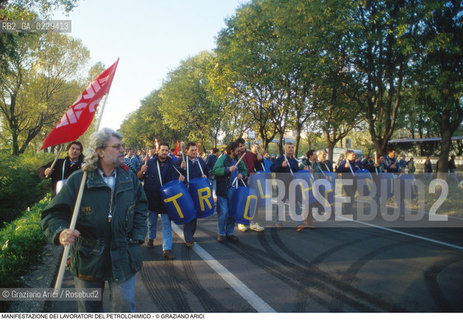 Nome: ..LOTTE OPERAIE ..Descrizione: ..POLITICA LAVORO / PROTESTA MANIFESTAZIONE DI SINDACATI CONSIGLI DI FABBRICA LAVORATORI DEL PETROLCHIMICO DI MARGHERA / TAMBURI..Credit: ..Graziano Arici/Rosebud2/..Costo: ..A..Nazione: ..ITALIA..Città: ....Data: ..1996